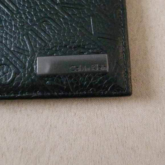 Calvin Klein embossed sig black leather bifold wlt - Picture 2 of 5